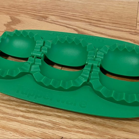 Tupperware Mini Empanada Maker Turnover Calzone Pie Press Pastry Mold - Picture 2 of 3